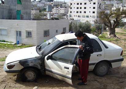 Des colons mettent le feu à une voiture palestinienne à Tel Rumeida, les soldats bloquent les camions de pompiers